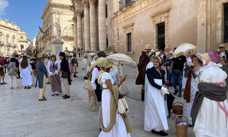 Ortigia turisti sfilata con abiti dell’800