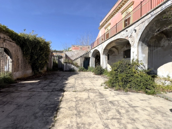 caseggiato con terreno per albergo di lusso in vendita a viagrande catania sicilia