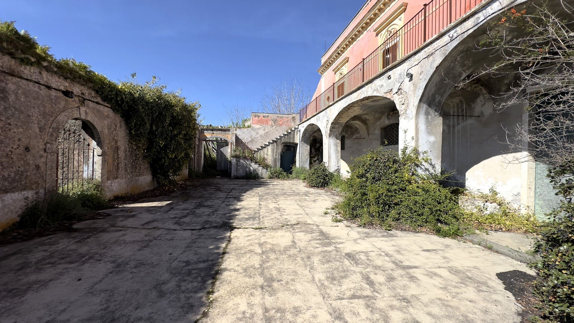 caseggiato con terreno per albergo di lusso in vendita a viagrande catania sicilia