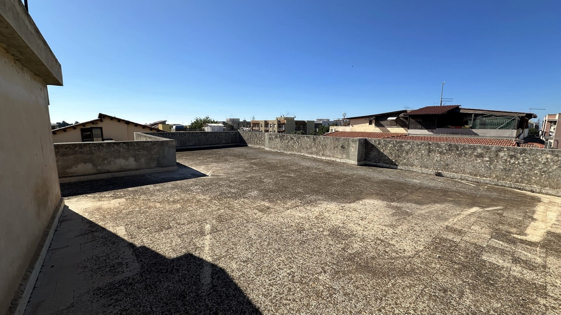 trilocale semindipendente con terrazzo privato in vendita zona villaggio miano siracusa