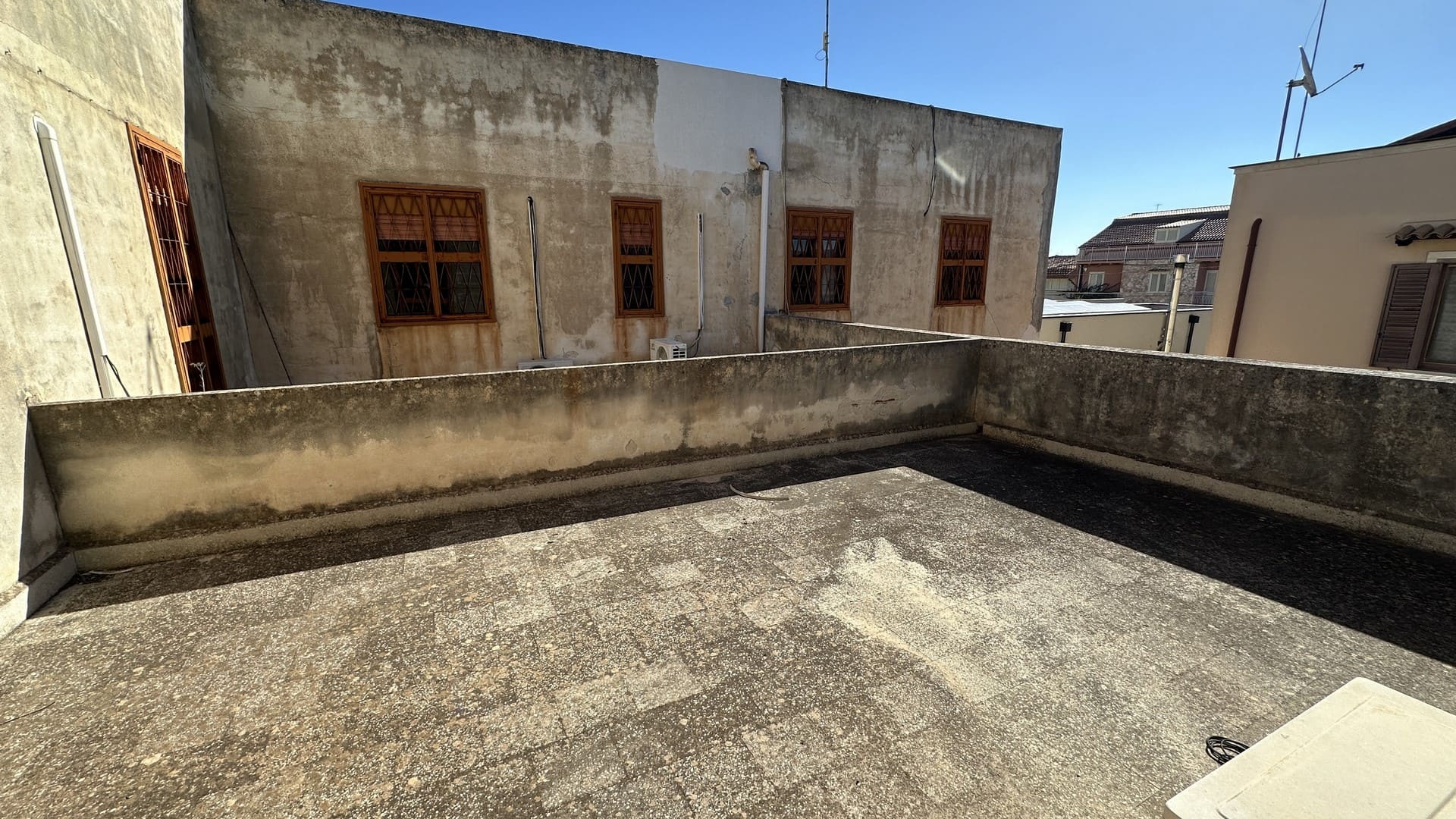 trilocale semindipendente con terrazzo privato in vendita zona villaggio miano siracusa
