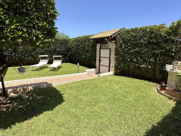 villa ristrutturata indipendente con giardino garage recintato in vendita zona pizzuta epipoli siracusa