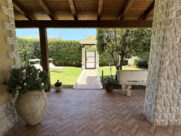 villa ristrutturata indipendente con giardino garage recintato in vendita zona pizzuta epipoli siracusa