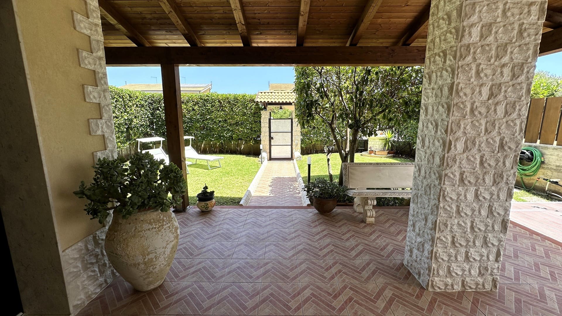 villa ristrutturata indipendente con giardino garage recintato in vendita zona pizzuta epipoli siracusa