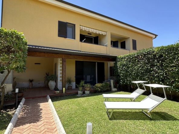 villa ristrutturata indipendente con giardino garage recintato in vendita zona pizzuta epipoli siracusa