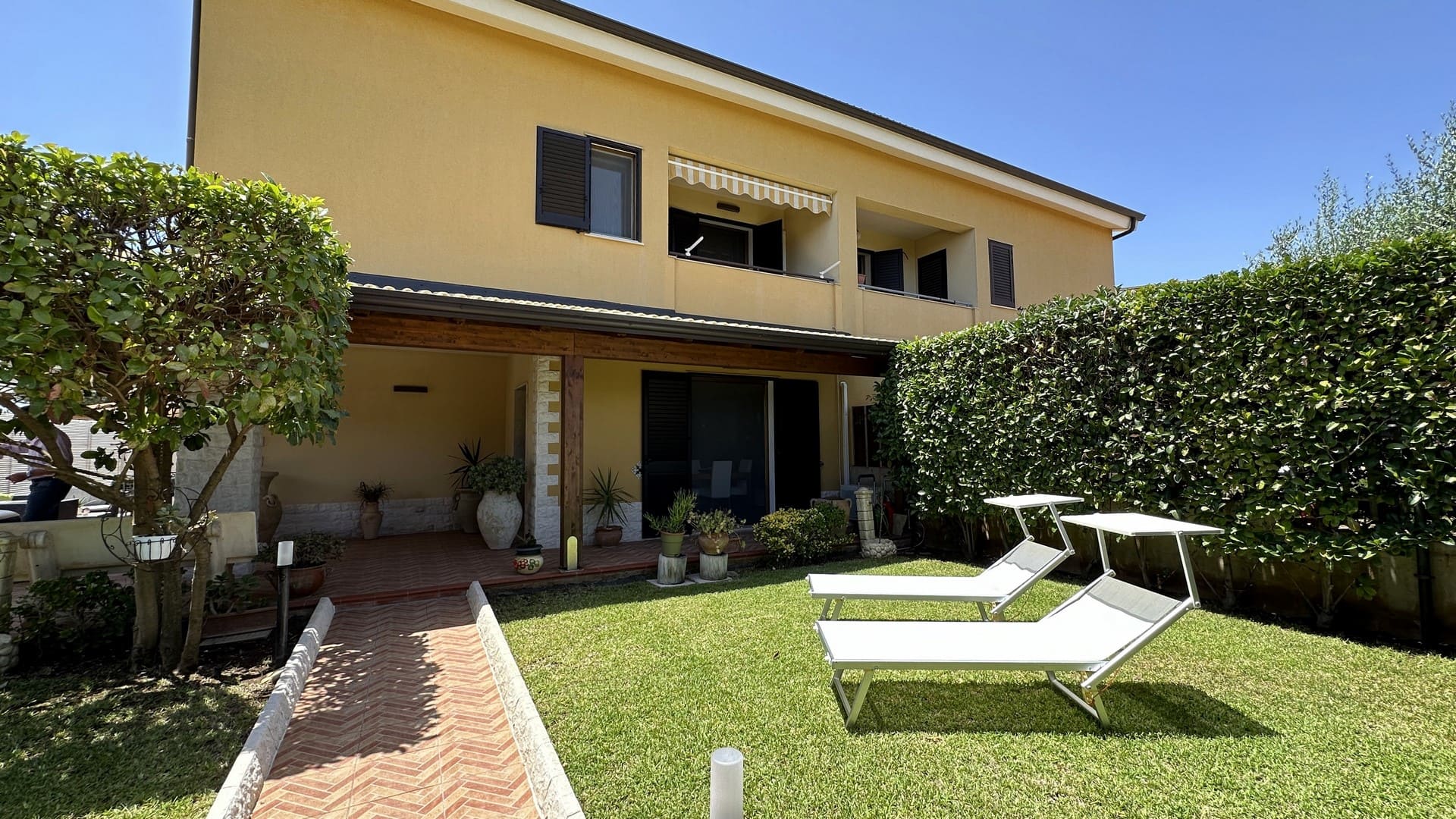 villa ristrutturata indipendente con giardino garage recintato in vendita zona pizzuta epipoli siracusa