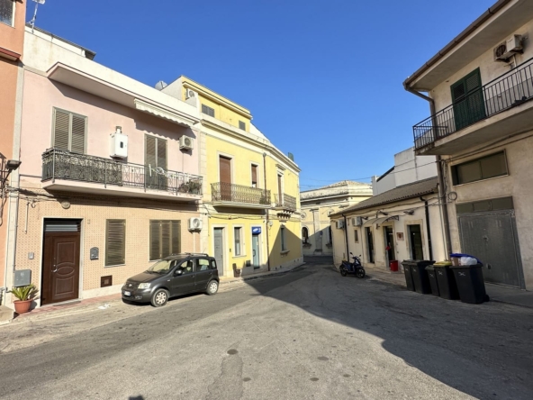 palazzetto indipendente con terrazzo in vendita ad avola siracusa sicilia