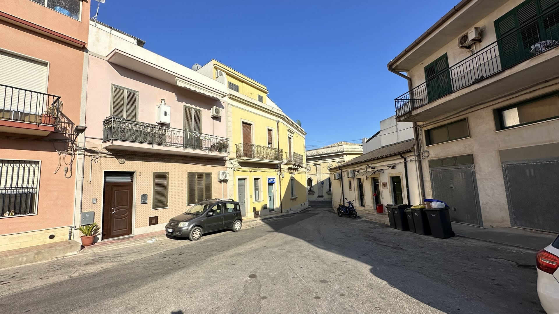 palazzetto indipendente con terrazzo in vendita ad avola siracusa sicilia