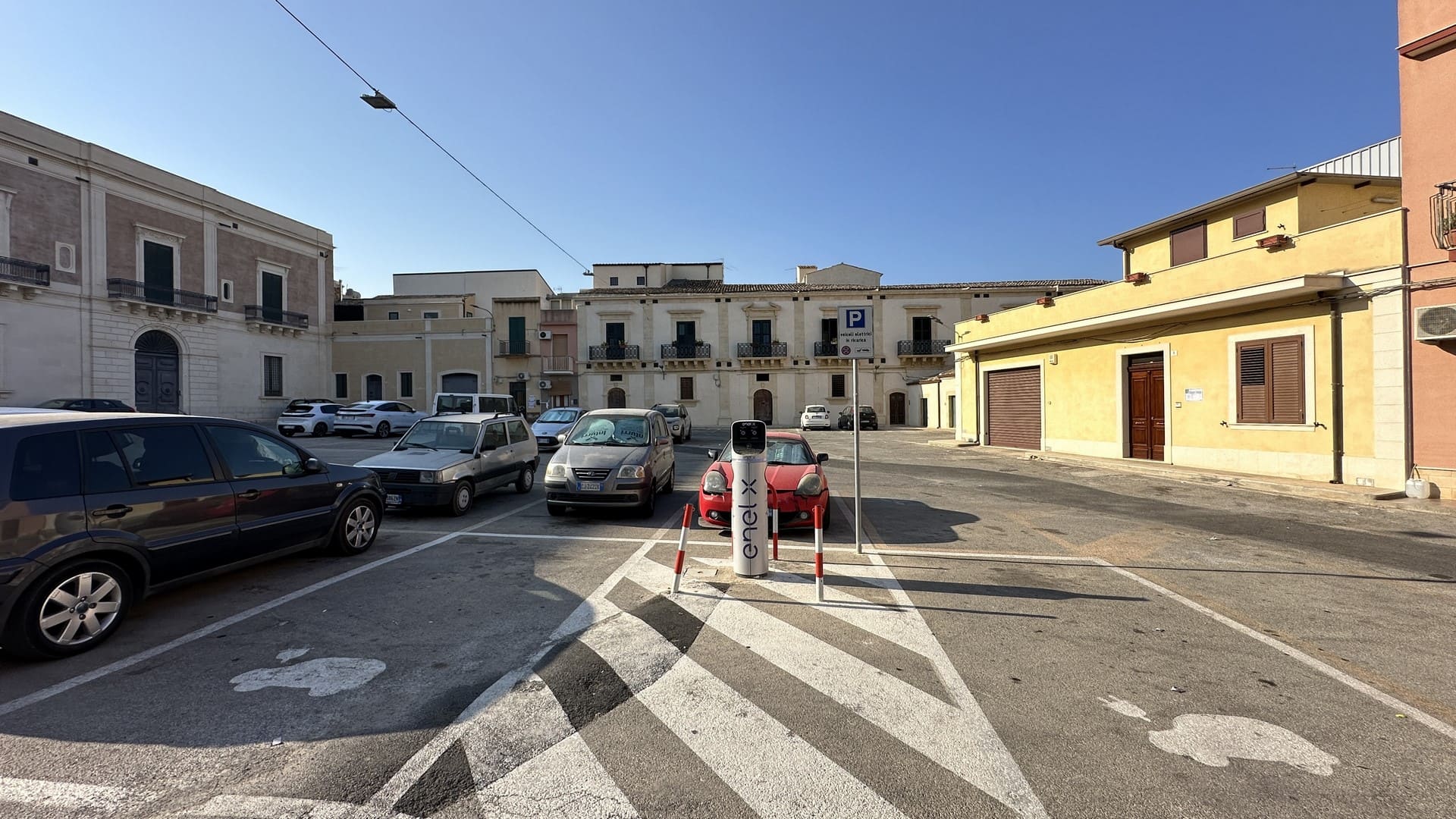 palazzetto indipendente con terrazzo in vendita ad avola siracusa sicilia