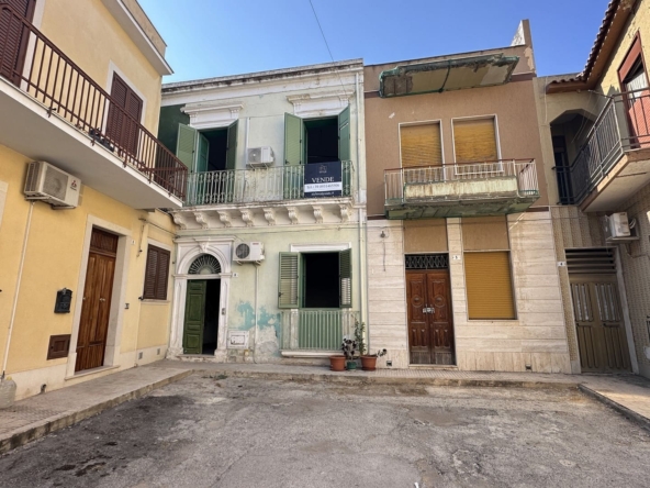 palazzetto indipendente con terrazzo in vendita ad avola siracusa sicilia