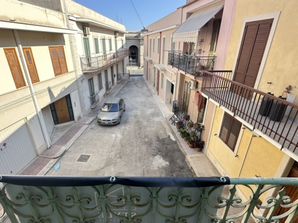 palazzetto indipendente con terrazzo in vendita ad avola siracusa sicilia