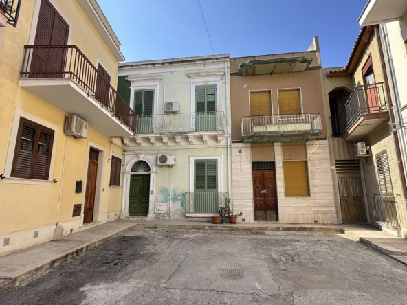 palazzetto indipendente con terrazzo in vendita ad avola siracusa sicilia