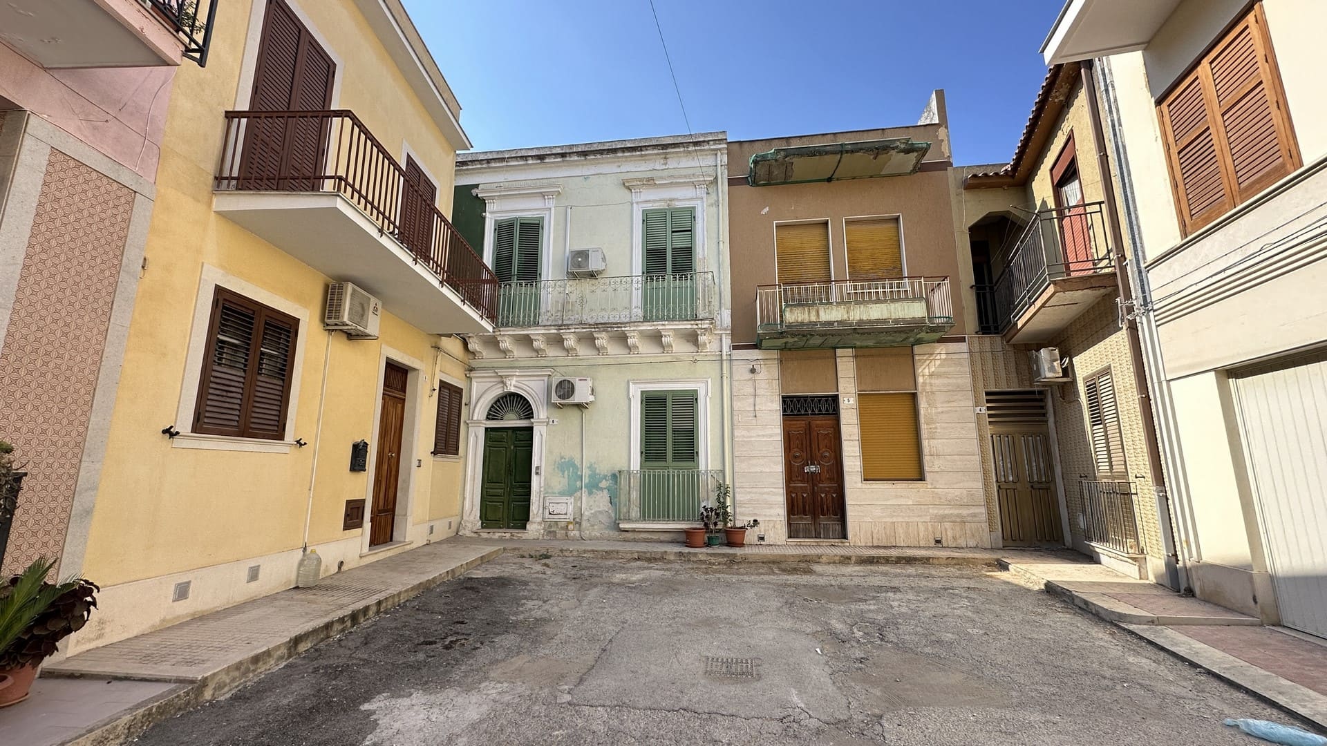 palazzetto indipendente con terrazzo in vendita ad avola siracusa sicilia