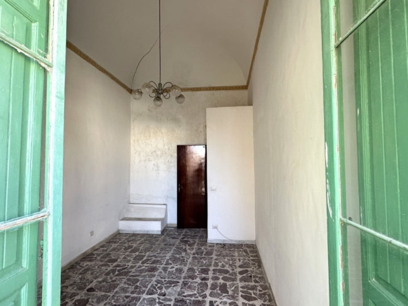 palazzetto indipendente con terrazzo in vendita ad avola siracusa sicilia