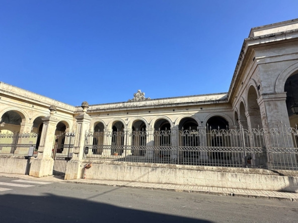 palazzetto indipendente con terrazzo in vendita ad avola siracusa sicilia