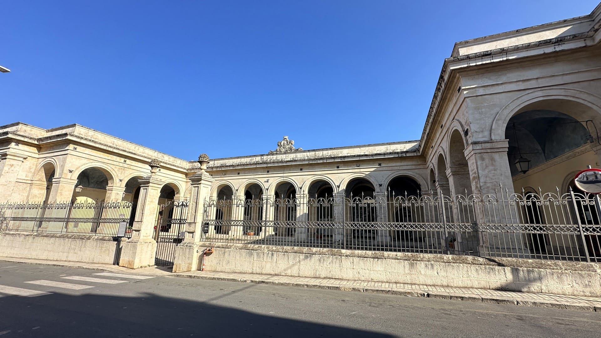 palazzetto indipendente con terrazzo in vendita ad avola siracusa sicilia