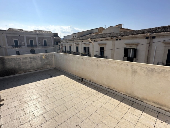 palazzetto indipendente con terrazzo in vendita ad avola siracusa sicilia