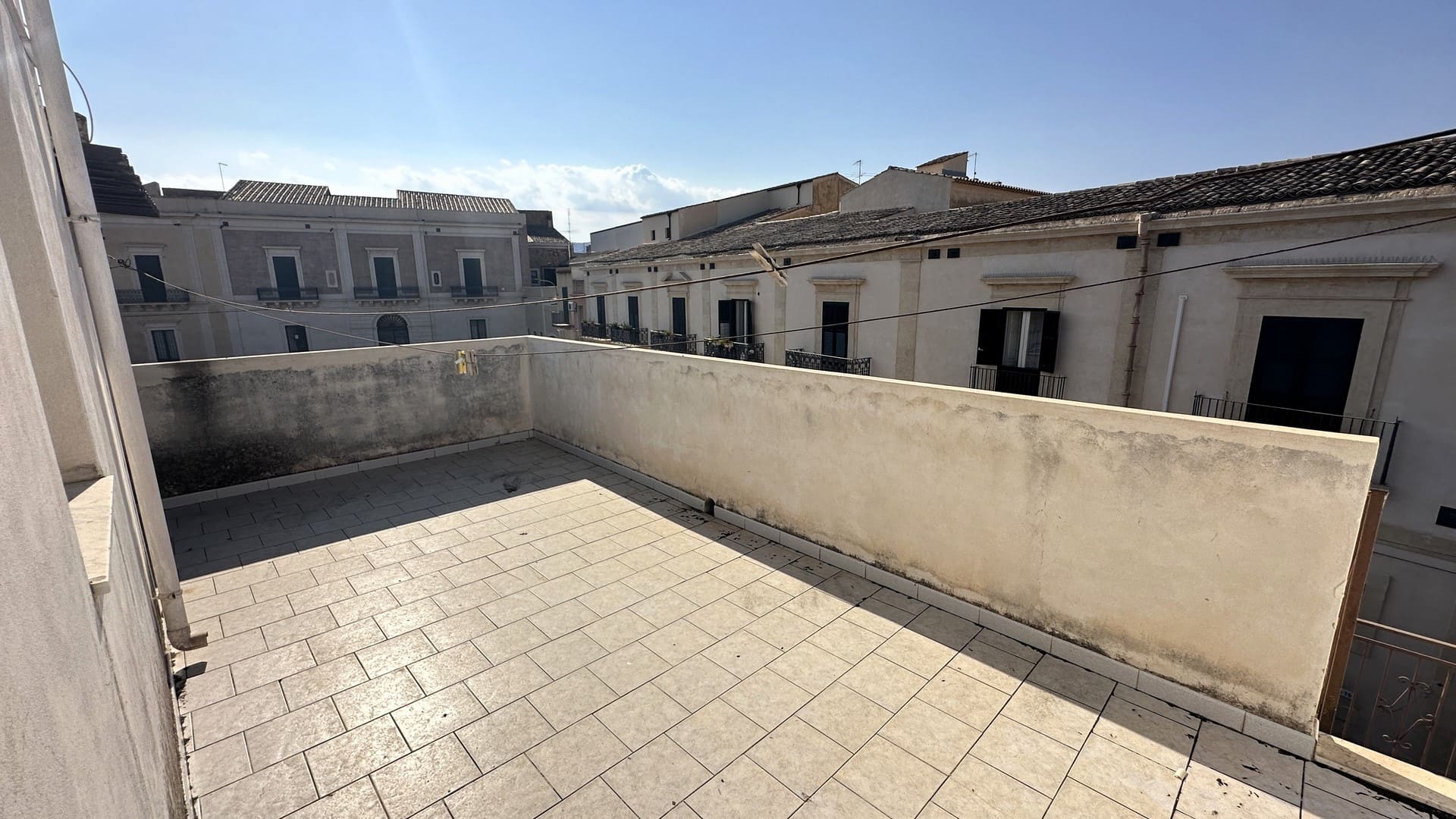 palazzetto indipendente con terrazzo in vendita ad avola siracusa sicilia