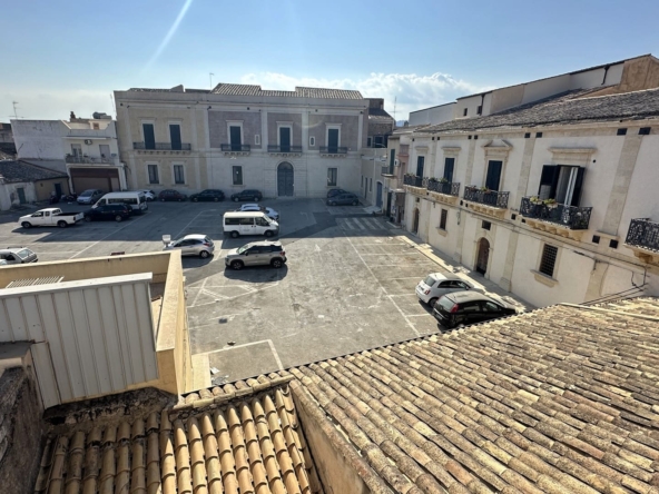 palazzetto indipendente con terrazzo in vendita ad avola siracusa sicilia