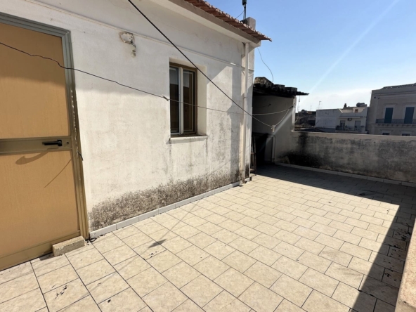 palazzetto indipendente con terrazzo in vendita ad avola siracusa sicilia