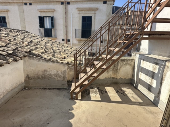 palazzetto indipendente con terrazzo in vendita ad avola siracusa sicilia