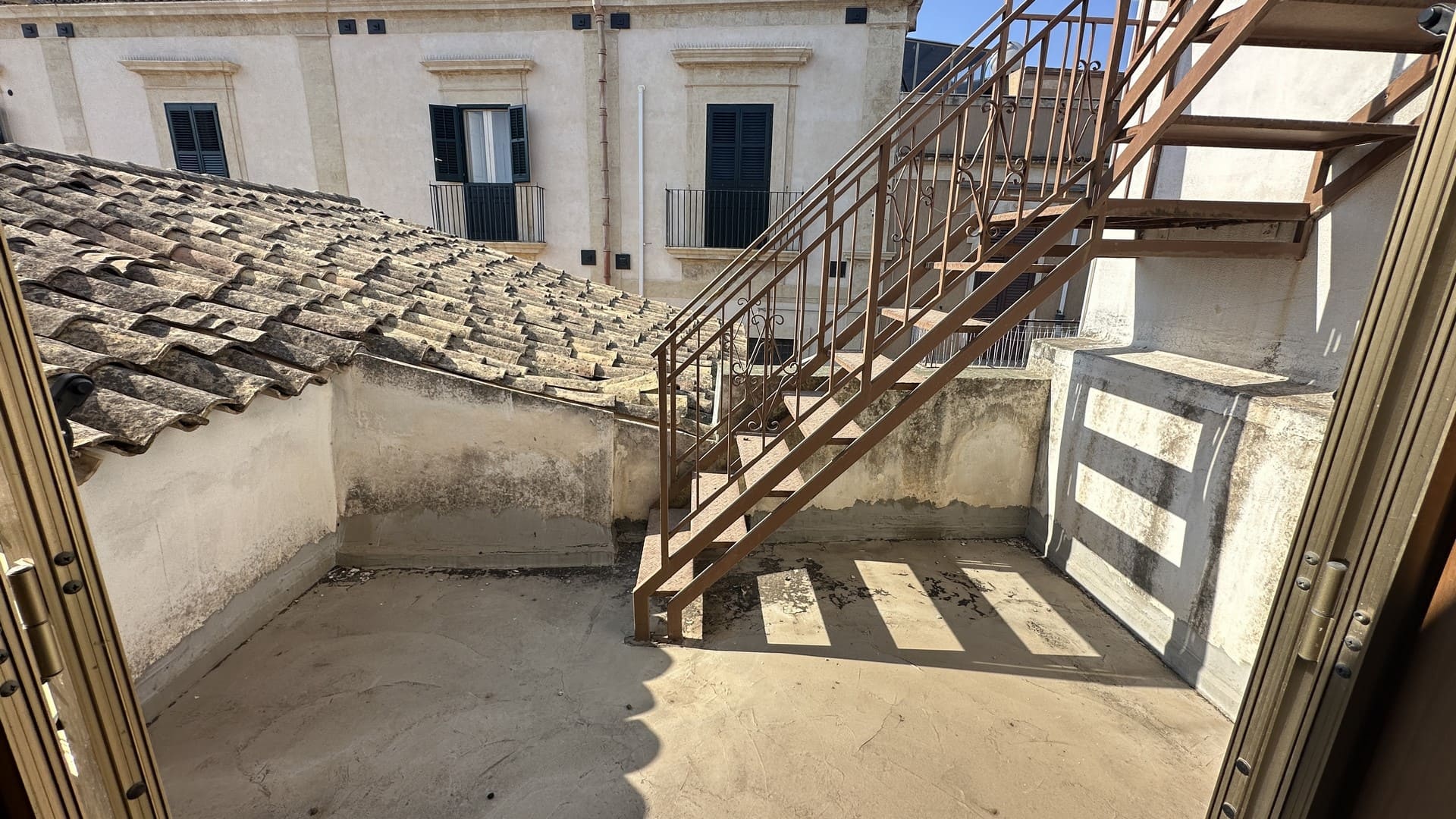 palazzetto indipendente con terrazzo in vendita ad avola siracusa sicilia