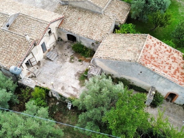 caseggiato rustico con terreno in vendita a palazzolo siracusa sicilia