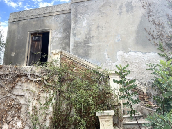 antica villa con giardino in vendita zona mare isola siracusa sicilia