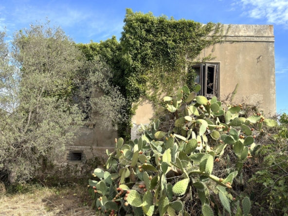 antica villa con giardino in vendita zona mare isola siracusa sicilia