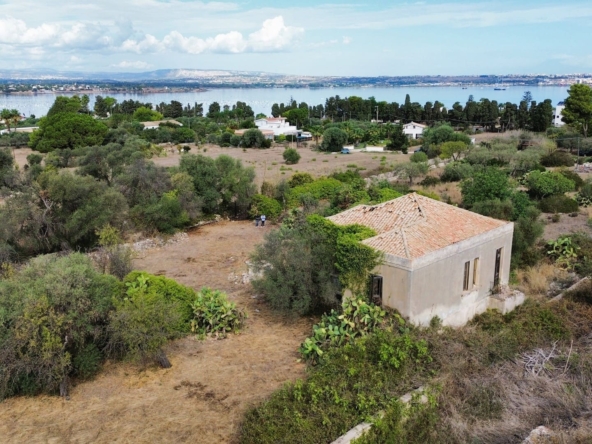 antica villa con giardino in vendita zona mare isola siracusa sicilia